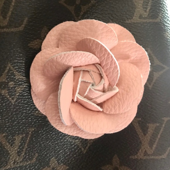 Camellia Flower Magnetic Vegan Leather Bag Charm - Picture 4 of 16